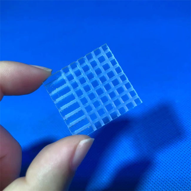 Laboratory high temperature resistant slotted quartz glass plate