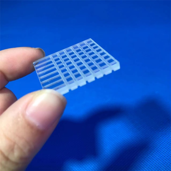 Laboratory high precision slotted quartz glass plate