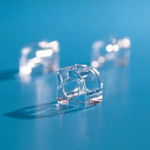 Transparent Custom Quartz Plate with Polished Hole