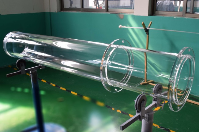Cleaning large-diameter quartz tubes