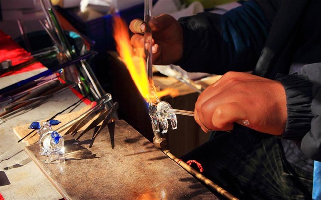 Cutting and processing of quartz glass