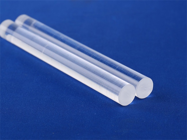 Superconducting magnet insulator quartz rods