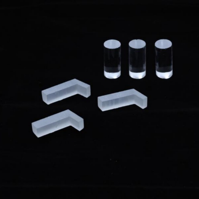 Short transparent fused silica rod